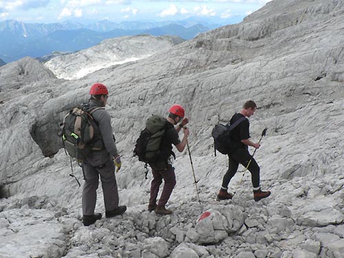 Sestup - kamenné morény pod ledovcem Gosaugletscher