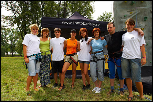 Climbing in the park - společné foto u stánku Konta Bariéry