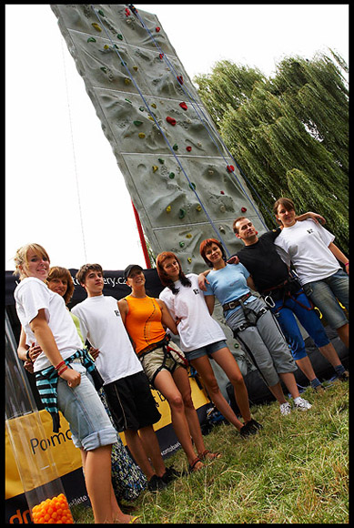 Climbing in the park - společné foto u stánku Konta Bariéry