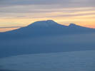 Kilimajaro z Mt. Meru - fotografie se po kliknutí zvětší.