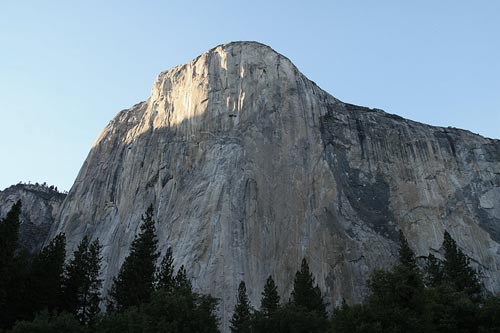 El Cap. Kilometrová stěna. 30 délek lezení. 3 bivaky.